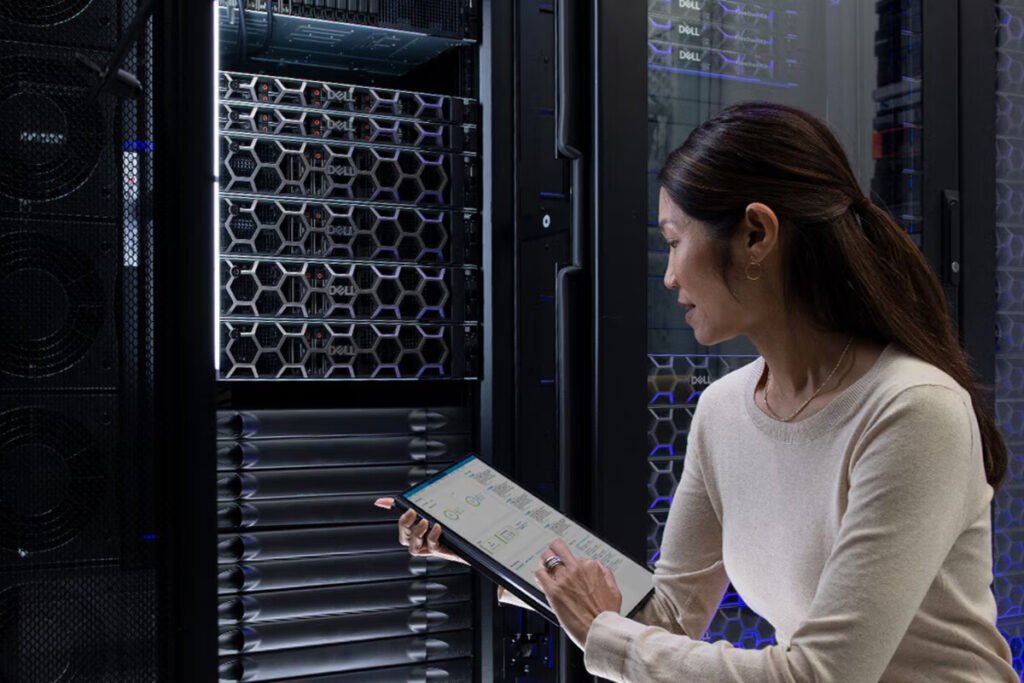 Vista técnica de gabinetes interconectados de alta densidad que componen la moderna infraestructura de servidores de IA en un centro de datos.