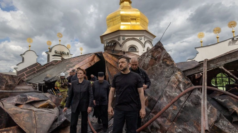 La Catedral de la Dormición de Kyiv mostrando columnas de humo y techos dañados tras los ataques nocturnos.