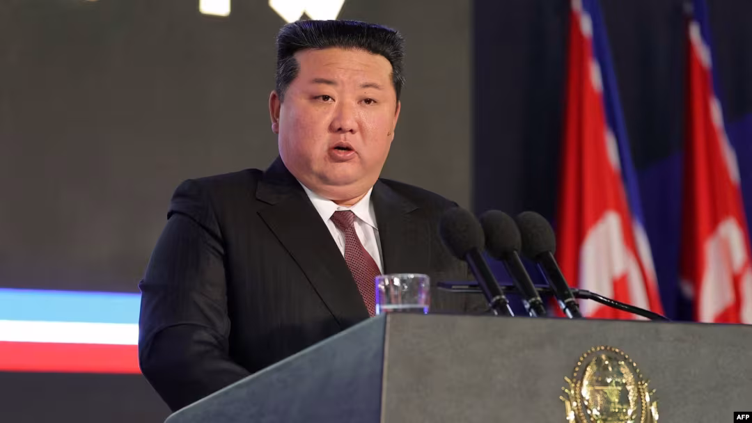 Fotografía oficial de archivo del líder norcoreano Kim Jong Un presenciando una prueba de misiles desde una estación de control militar.