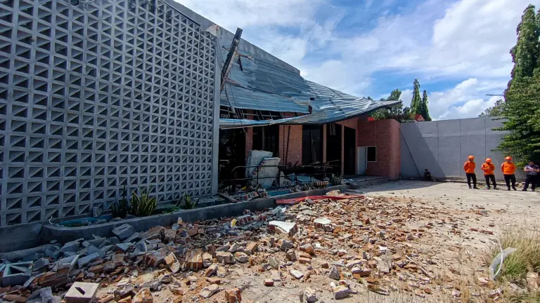 Habitantes de Palu reunidos afuera de un centro de salud tras el sismo en Sulawesi Central.