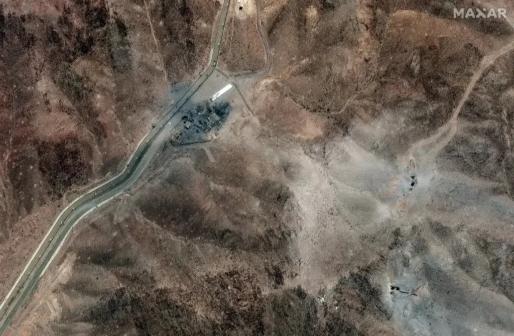 Vista satelital detallada del estrecho de Ormuz mostrando los canales de navegación marítima internacional.