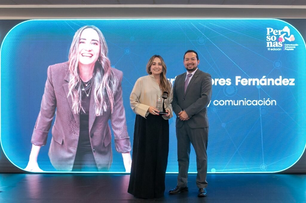 María Dolores Fernández de Taktikee y Eduardo Naranjo de Bismark durante el homenaje a su reconocida trayectoria en consultoría y comunicación.