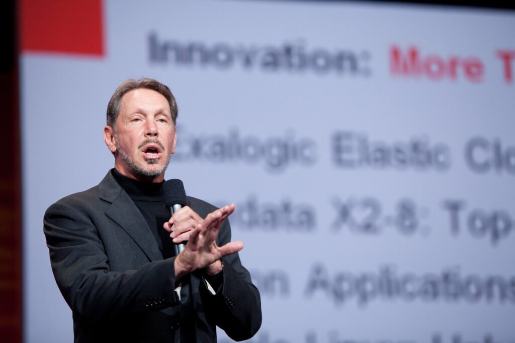 Servidores de alta capacidad procesando datos biométricos en la nube, ilustrando la advertencia de Larry Ellison sobre vigilancia.