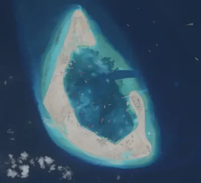 Vista aérea de grandes buques dragadores de succión operando en la laguna turquesa del arrecife Antílope modificado.