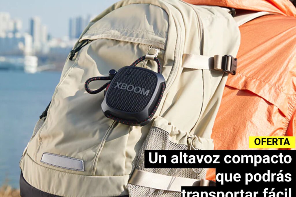 Dispositivo de audio portátil LG XBOOM 360 XG2T colgado de una mochila de viaje, destacando como un altavoz todoterreno de LG en Fnac.