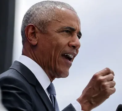Fachada moderna de piedra de la torre principal del Centro Presidencial Obama rodeada por un frondoso parque público en Chicago