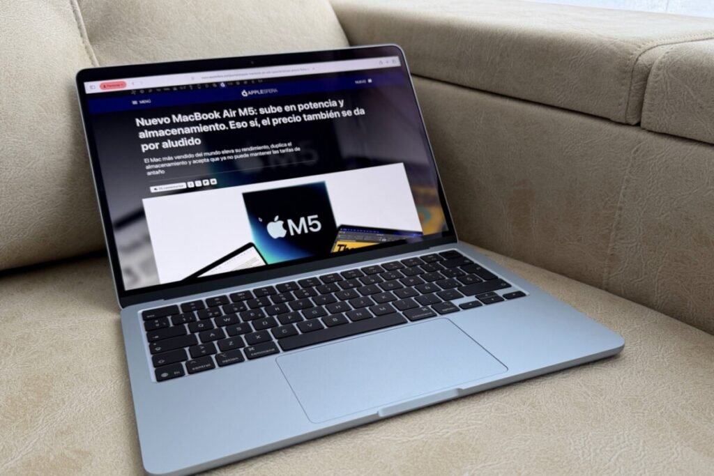 Vista lateral del portátil delgado MacBook Air M5 en oferta mostrando sus puertos Thunderbolt 4 y chasis de aluminio.