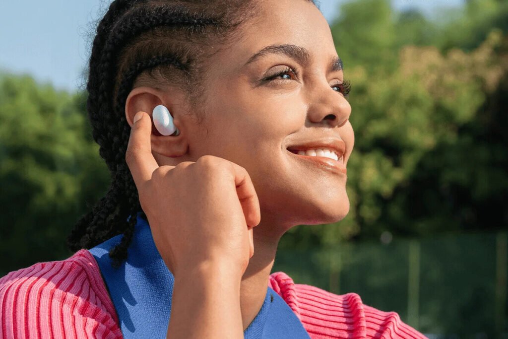 Estuche de carga abierto mostrando los auriculares Bluetooth de Xiaomi en Amazon Redmi Buds 6 Play en color negro.
