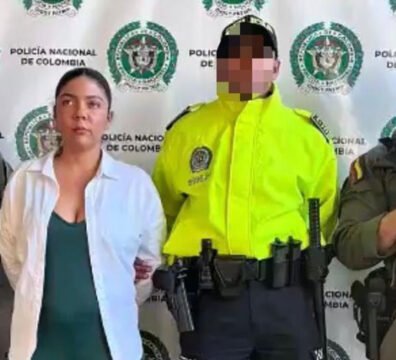 Oficiales de la Policía colombiana custodiando a Ingrid Paola Ávila, alias 'La Patrona', en el aeropuerto José María Córdova.