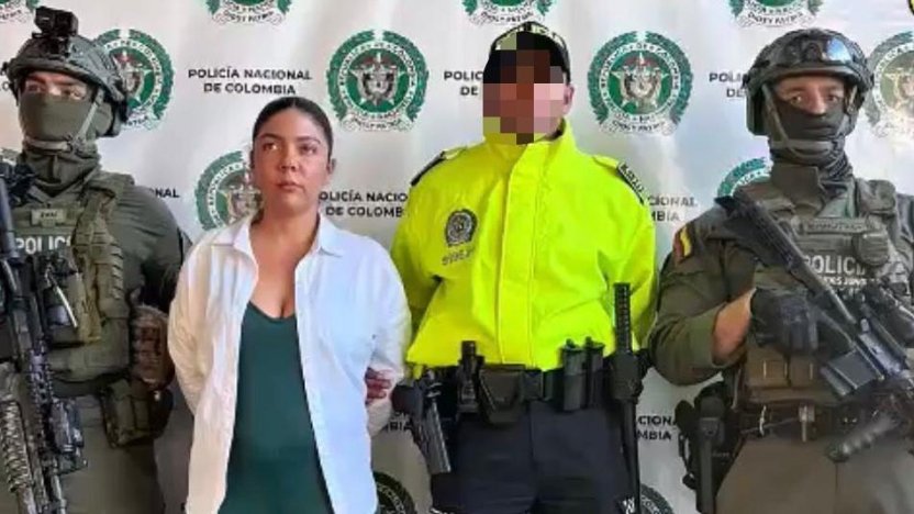 Oficiales de la Policía colombiana custodiando a Ingrid Paola Ávila, alias 'La Patrona', en el aeropuerto José María Córdova.