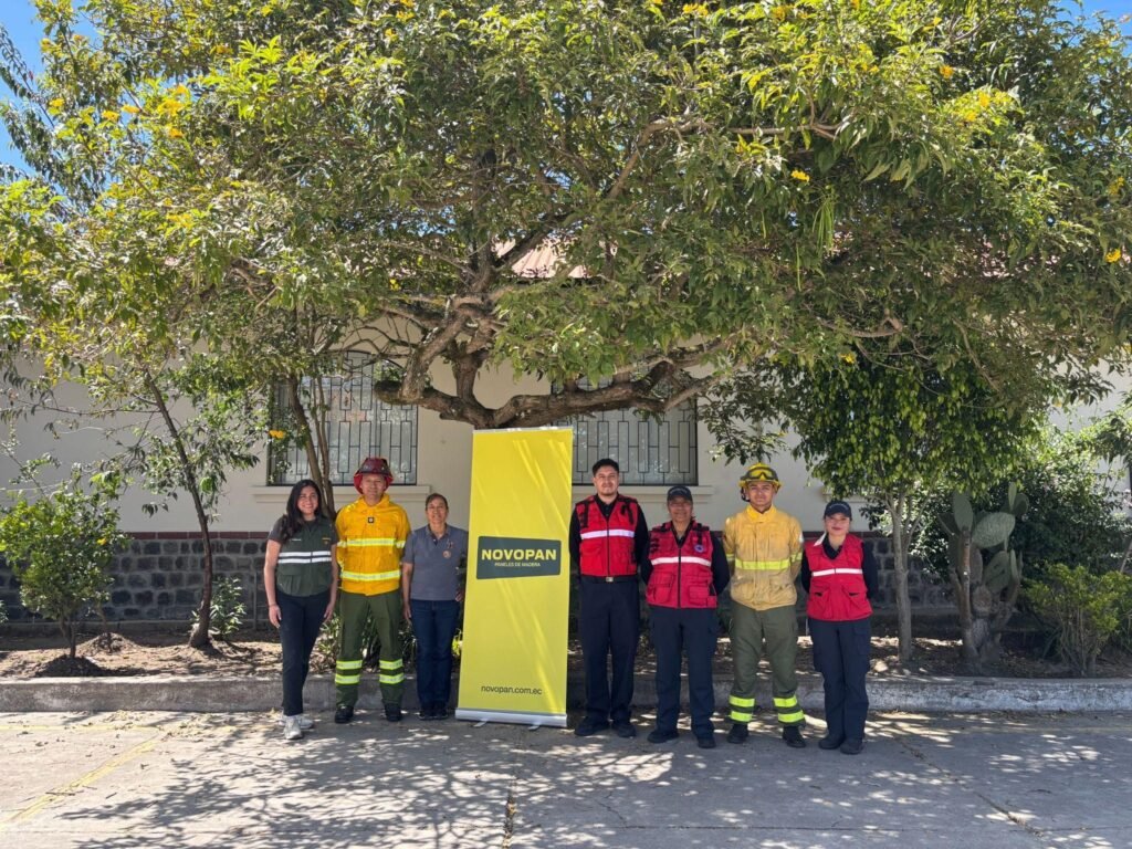 Representantes de Novopan, Bomberos de Quito y directivos de la Escuela Enrique Ponce Gangotena posando juntos en Itulcachi.