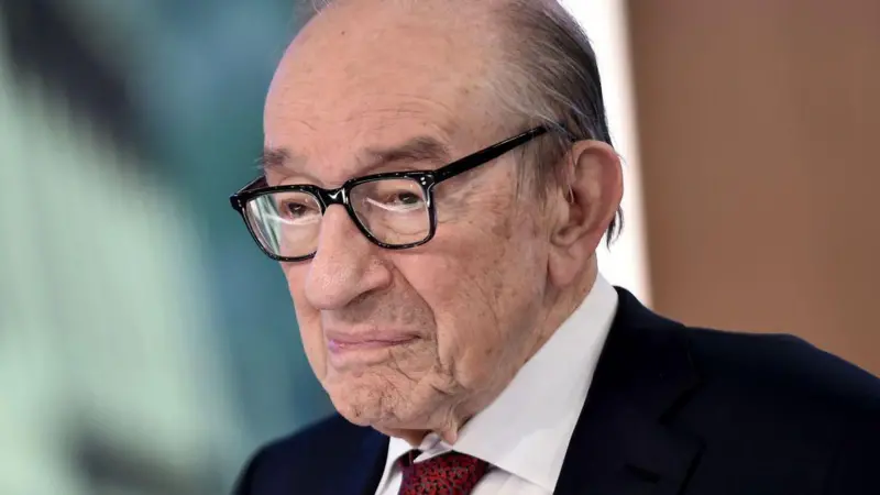 El expresidente de la Reserva Federal Alan Greenspan gesticula seriamente durante una comparecencia oficial ante el Congreso.