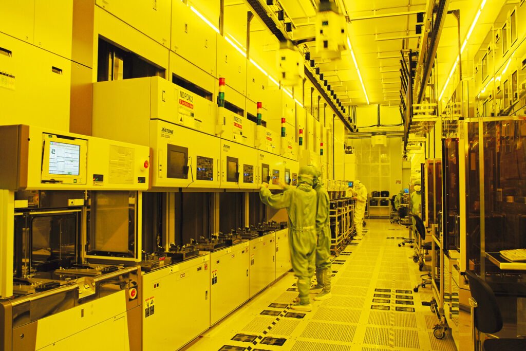 Maquinaria de fotolitografía en una sala limpia procesando obleas de silicio para cubrir la demanda global de producción de chips de IA.