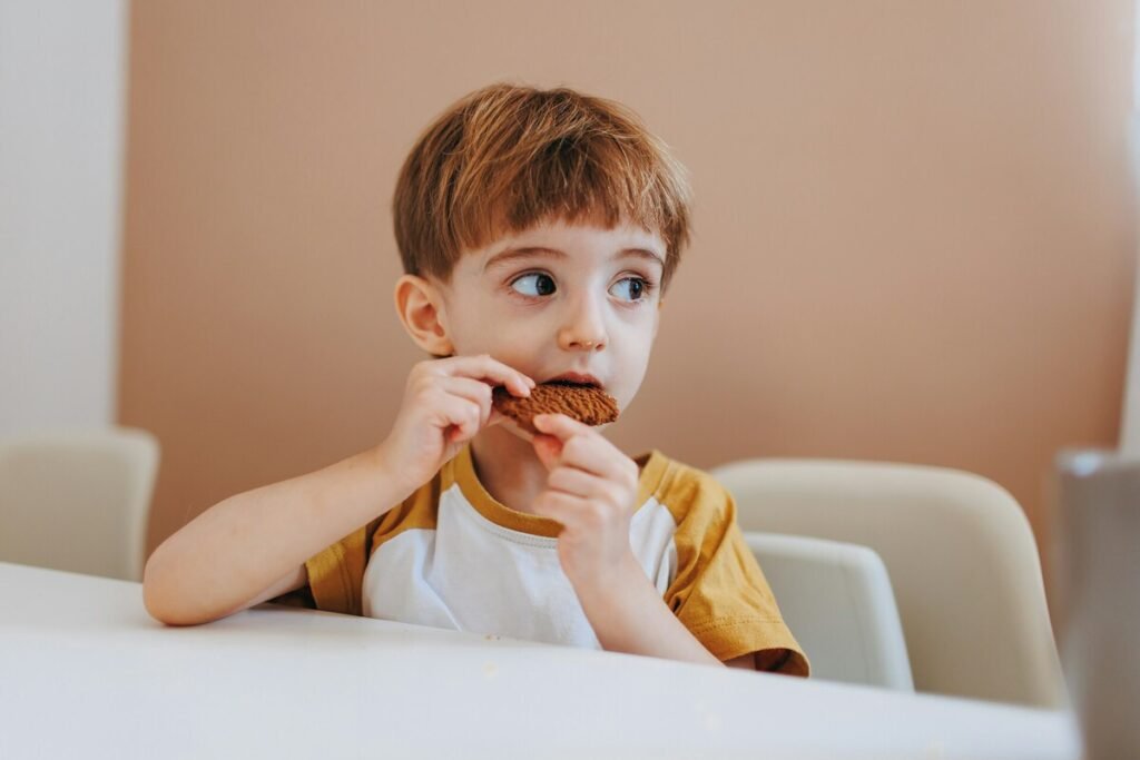 Un plato con porciones equilibradas de verduras, legumbres y pescado, ilustrando la alternativa saludable a las dietas restrictivas en la alimentación infantil.