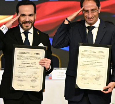 El presidente electo de Colombia levantando su credencial oficial durante el acto de proclamación de los resultados electorales.