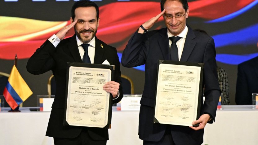 El presidente electo de Colombia levantando su credencial oficial durante el acto de proclamación de los resultados electorales.