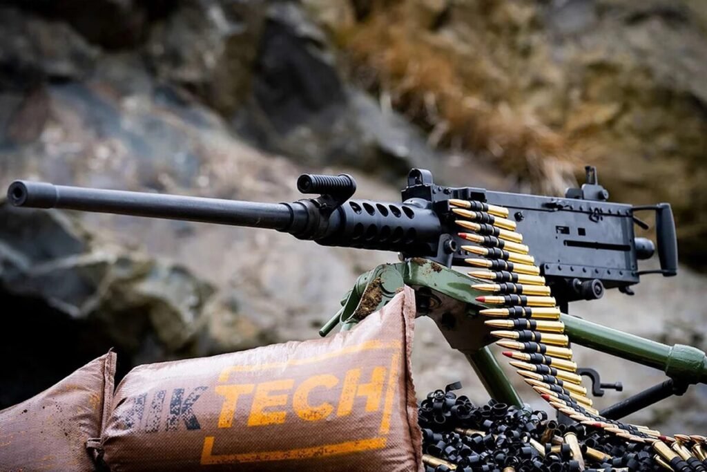 Unidad móvil ucraniana equipada con una ametralladora Browning M2 en Ucrania montada sobre un vehículo HMMWV para la defensa aérea.