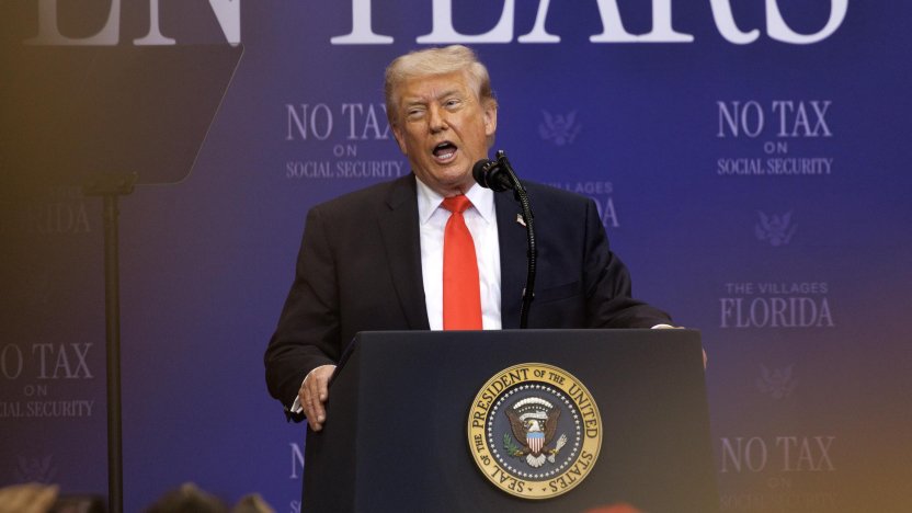 El presidente estadounidense Donald Trump gesticulando firmemente detrás de un podio presidencial durante un anuncio oficial sobre comercio exterior.