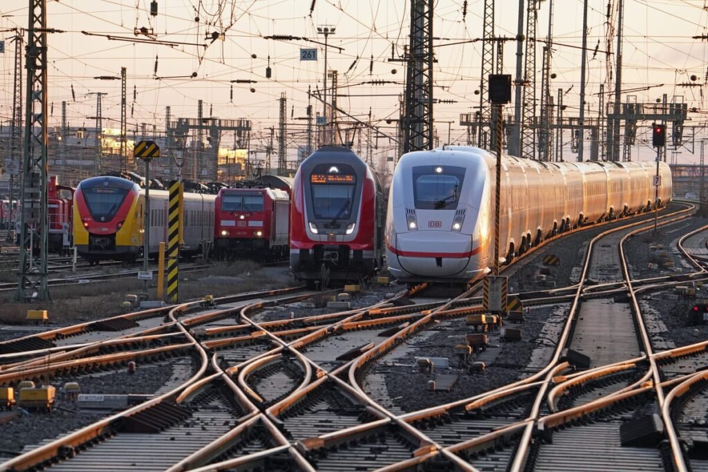 Maquinaria pesada especializada renovando vías ferroviarias de Deutsche Bahn durante las obras de reconstrucción en el corredor de Colonia.