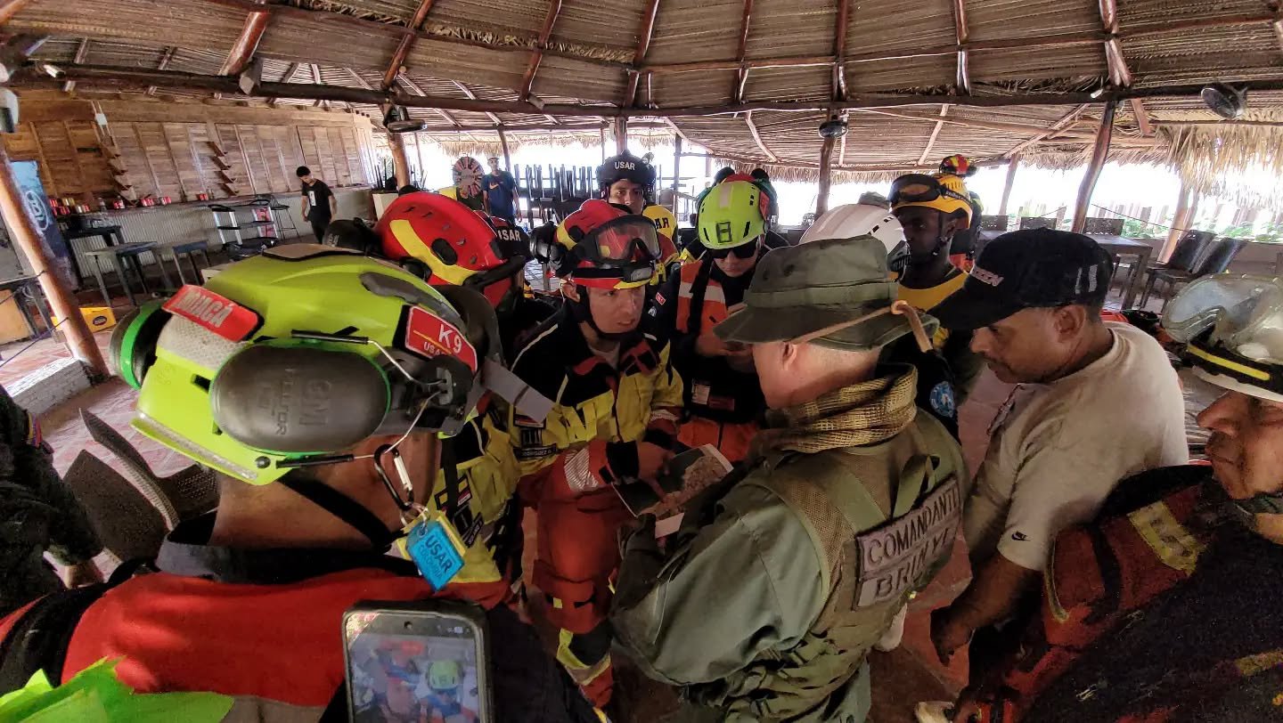 Bomberos de Quito buscan sobrevivientes tras terremotos en Venezuela
