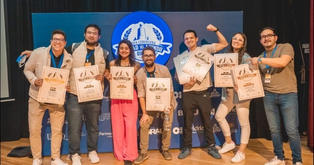 Jueces internacionales catando y evaluando muestras en copas de vidrio durante la competencia de la Copa Cervecera Mitad del Mundo en Quito.