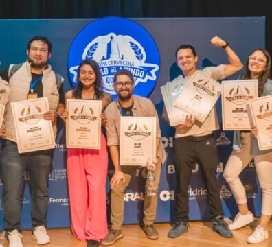Jueces internacionales catando y evaluando muestras en copas de vidrio durante la competencia de la Copa Cervecera Mitad del Mundo en Quito.