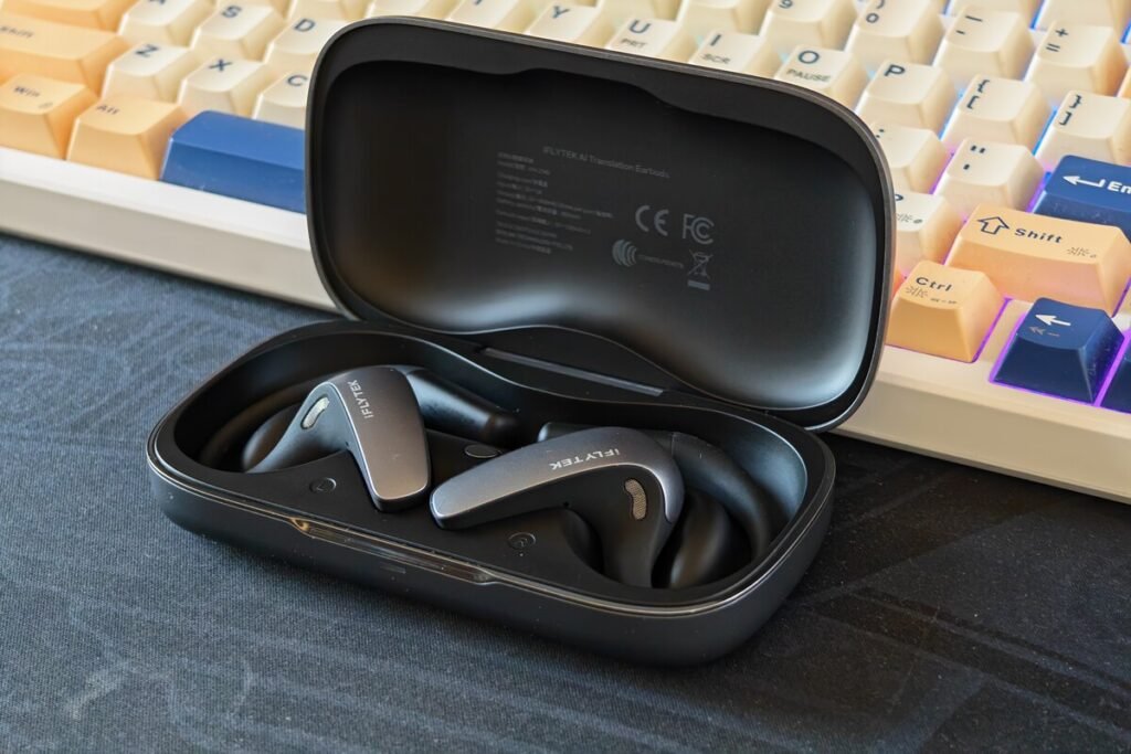 Auriculares inalámbricos de formato clip y diseño semiabierto para comunicación, ilustrando los auriculares de traducción simultánea iFlyTek.