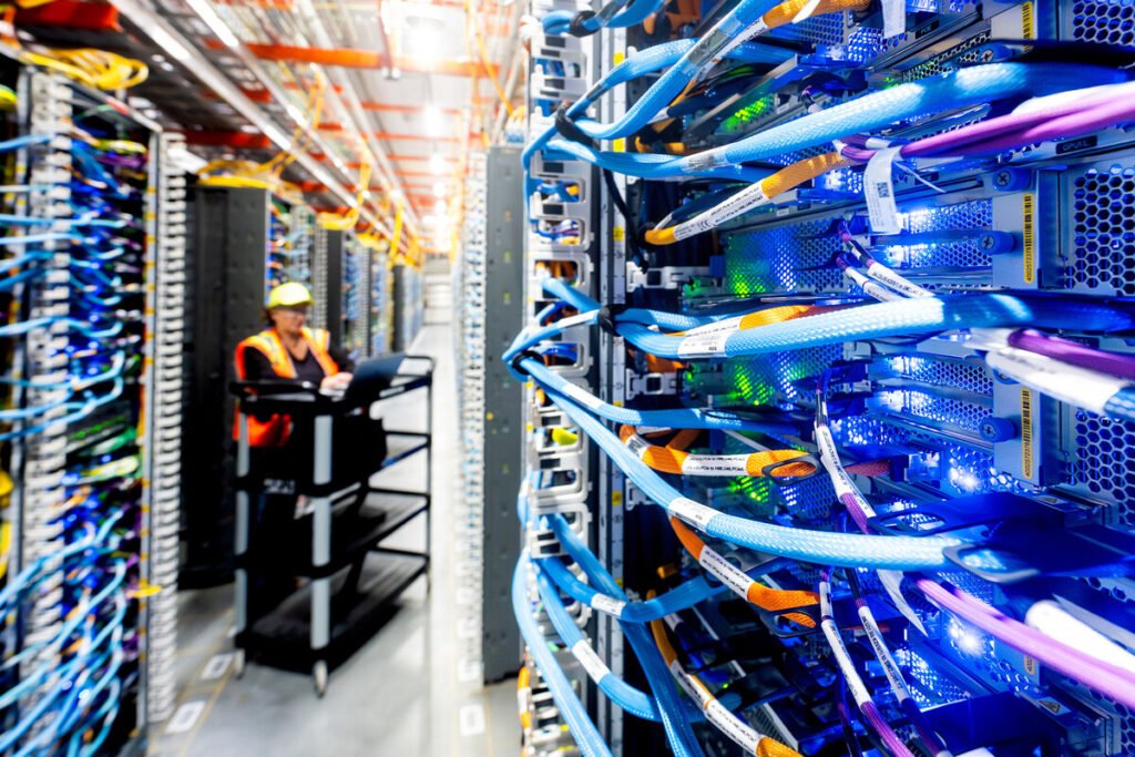 Complejo industrial de centros de datos de AWS con torres de refrigeración por evaporación, ilustrando el gasto de agua en Amazon Web Services.