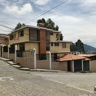 Fachada de casa en remate del Biess disponible en Quito en 2026 — propiedades más baratas