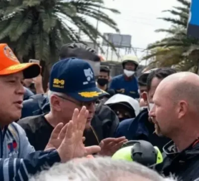 Miembros de un equipo de rescate internacional removiendo escombros en una zona afectada por el sismo en La Guaira.