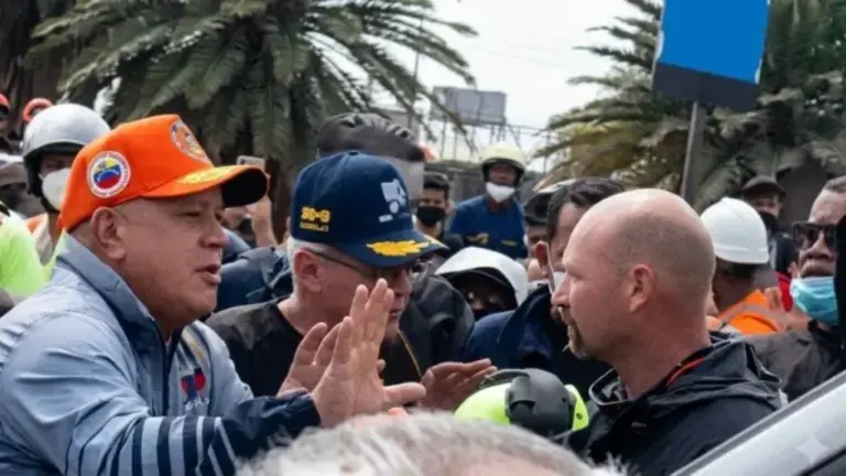 Miembros de un equipo de rescate internacional removiendo escombros en una zona afectada por el sismo en La Guaira.
