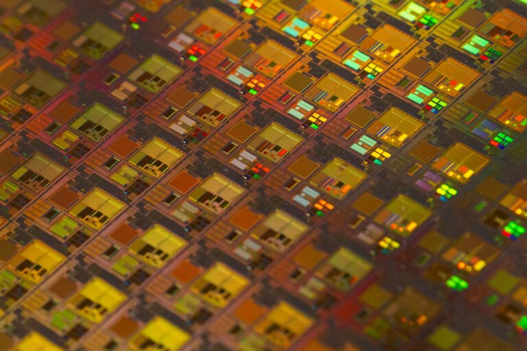 Científicos operando reactores químicos para el desarrollo de tecnologías cuánticas en China mediante la purificación de silicio-28.