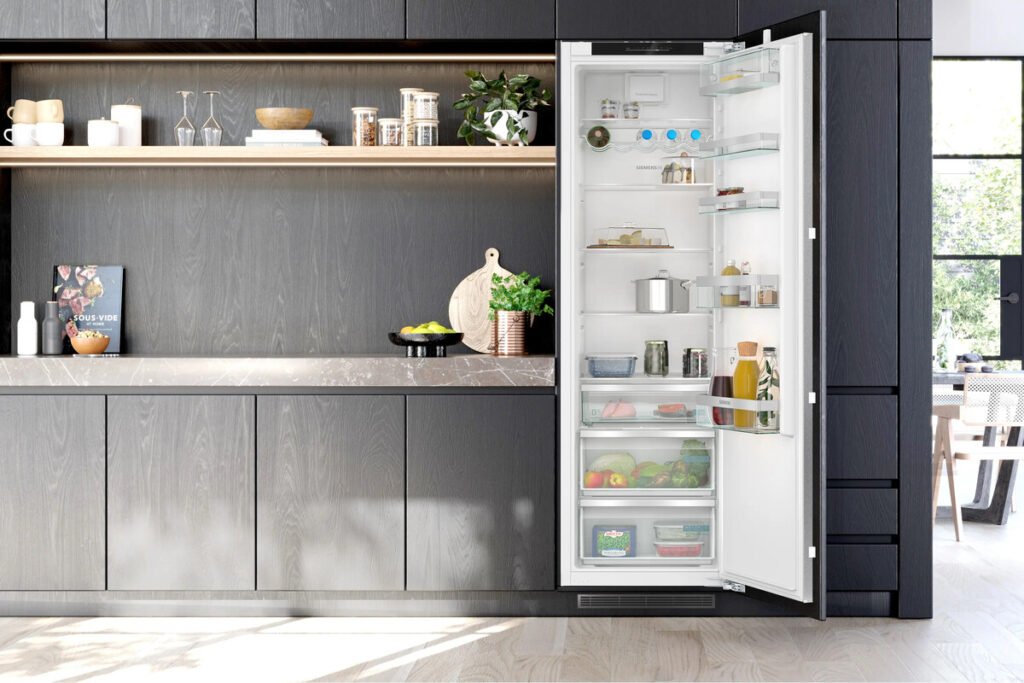 Pareja de electrodomésticos integrables Side-by-Side en una cocina moderna, ilustrando los frigoríficos y congeladores Siemens de una puerta.