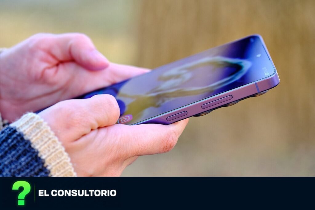 Alguien sosteniendo el lápiz óptico al lado del teléfono inteligente, evaluando la opción de cambiar al Samsung Galaxy S26 Ultra.