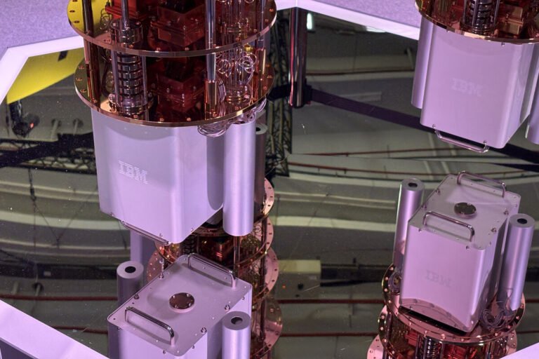 Procesador cuántico criogénico en un laboratorio gubernamental, representando la prioridad nacional para la computación cuántica en Estados Unidos.