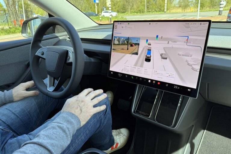 Vehículo eléctrico circulando por una carretera europea con la pantalla mostrando el sistema de conducción autónoma de Tesla supervisado.