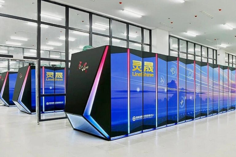 Filas de armarios de servidores iluminados en el Centro de Supercomputación de Shenzhen, representando al supercomputador chino LineShine.