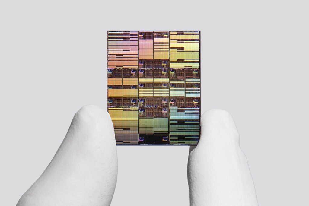 Primer plano de una oblea de silicio grabada con tecnología subnanométrica de 0,7 nanómetros, ilustrando el escalado subnanométrico en semiconductores.