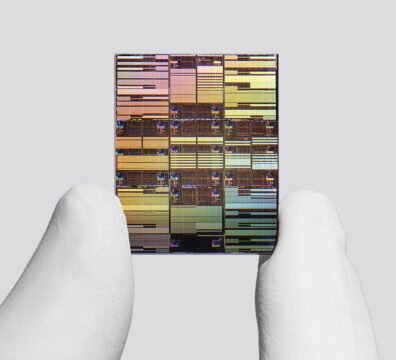 Primer plano de una oblea de silicio grabada con tecnología subnanométrica de 0,7 nanómetros, ilustrando el escalado subnanométrico en semiconductores.