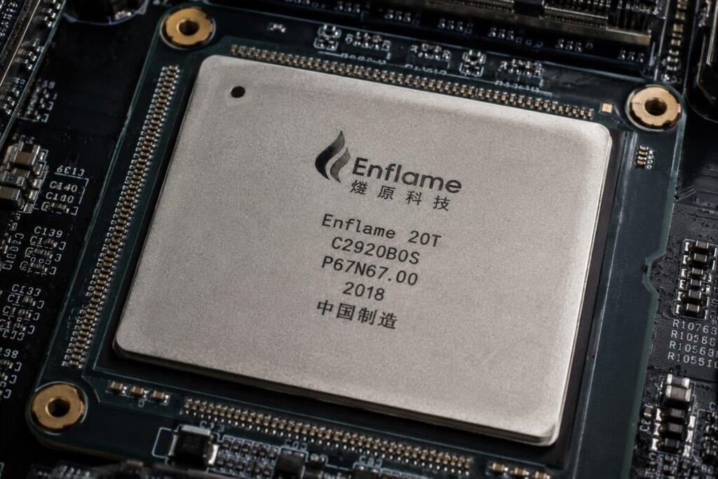 Primer plano de una oblea de silicio de última generación que compone los avanzados chips ASIC para IA en una fundición automatizada.