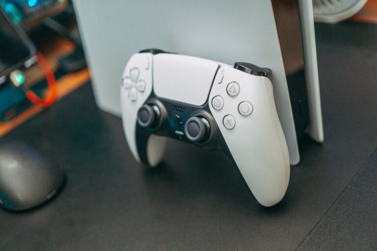Consola de videojuegos doméstica PS5 Slim con lector de discos colocada en posición vertical, ilustrando cómo conseguir una PlayStation 5 más barata.