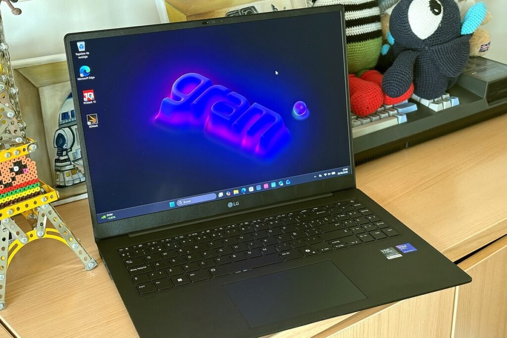 Ordenador portátil ultraligero de color negro carbón LG gram Pro 16Z90U (2026) abierto sobre una mesa de trabajo profesional iluminada.