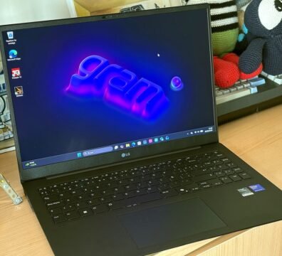 Ordenador portátil ultraligero de color negro carbón LG gram Pro 16Z90U (2026) abierto sobre una mesa de trabajo profesional iluminada.