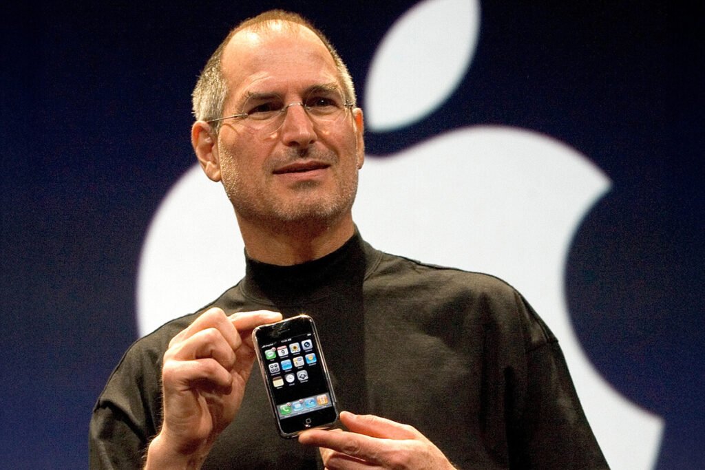 Steve Jobs sobre el escenario sosteniendo el primer iPhone en 2007 durante la mítica e histórica presentación de Apple.