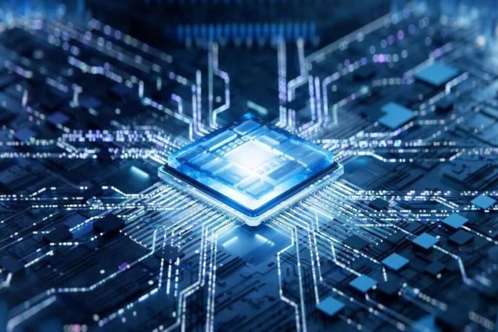 Científicos trabajando con trajes de protección dentro de una sala limpia de fabricación de chips fotónicos en Paterna.