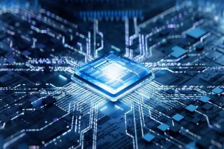 Científicos trabajando con trajes de protección dentro de una sala limpia de fabricación de chips fotónicos en Paterna.