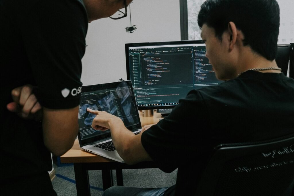 Empleados de oficina reunidos en un aula de capacitación tecnológica, buscando mitigar el apocalipsis laboral de la IA.