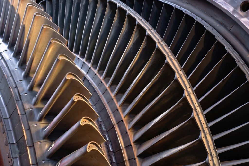 Palas de una turbina de gas recubiertas con una barrera térmica protectora de itrio dentro de una planta de generación eléctrica.