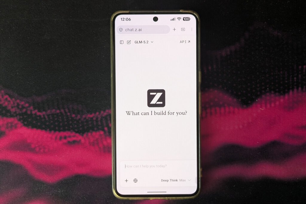 Líneas de código binario fluyendo en una pantalla oscura con el logotipo de la startup Zhipu.ai, representando al modelo chino GLM-5.2.
