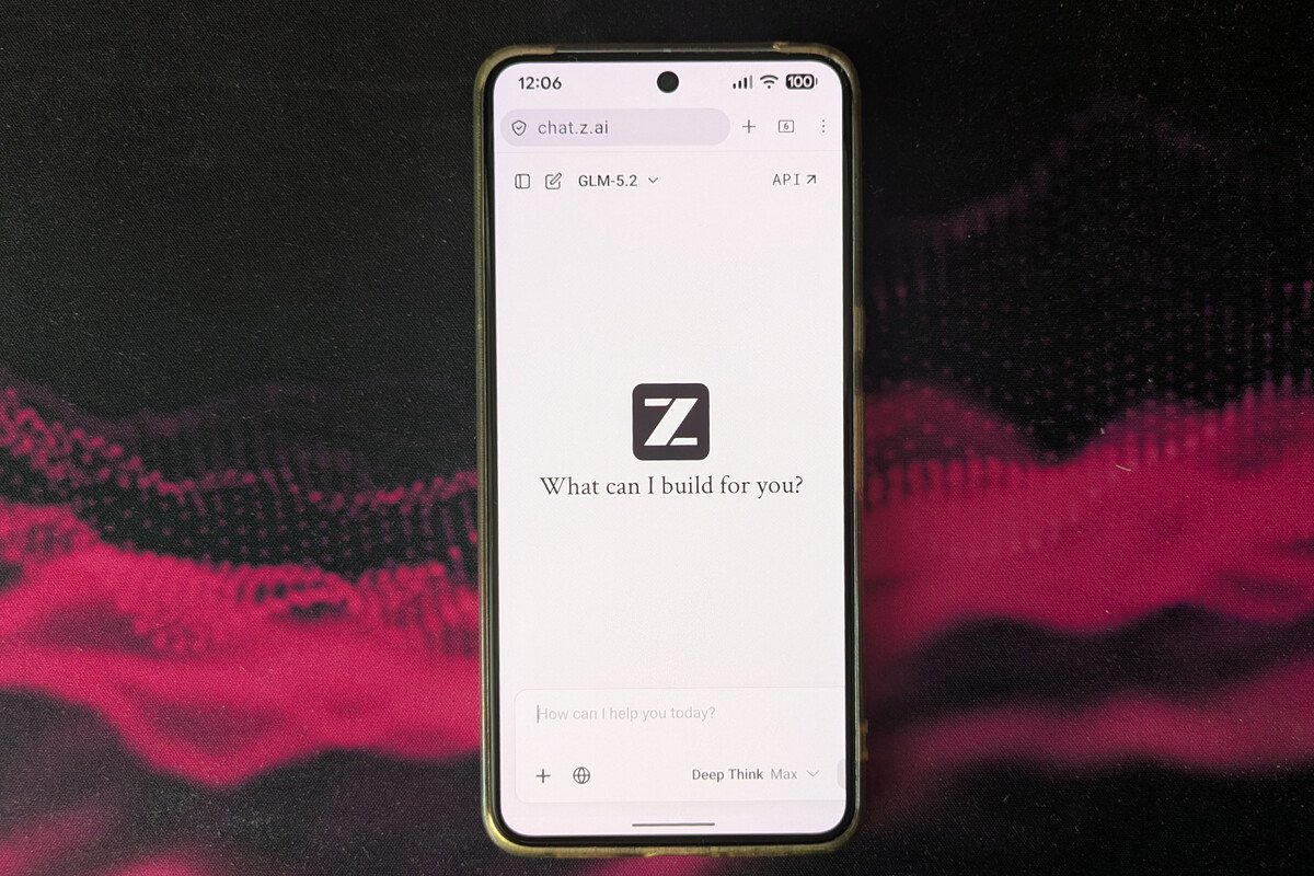 Líneas de código binario fluyendo en una pantalla oscura con el logotipo de la startup Zhipu.ai, representando al modelo chino GLM-5.2.